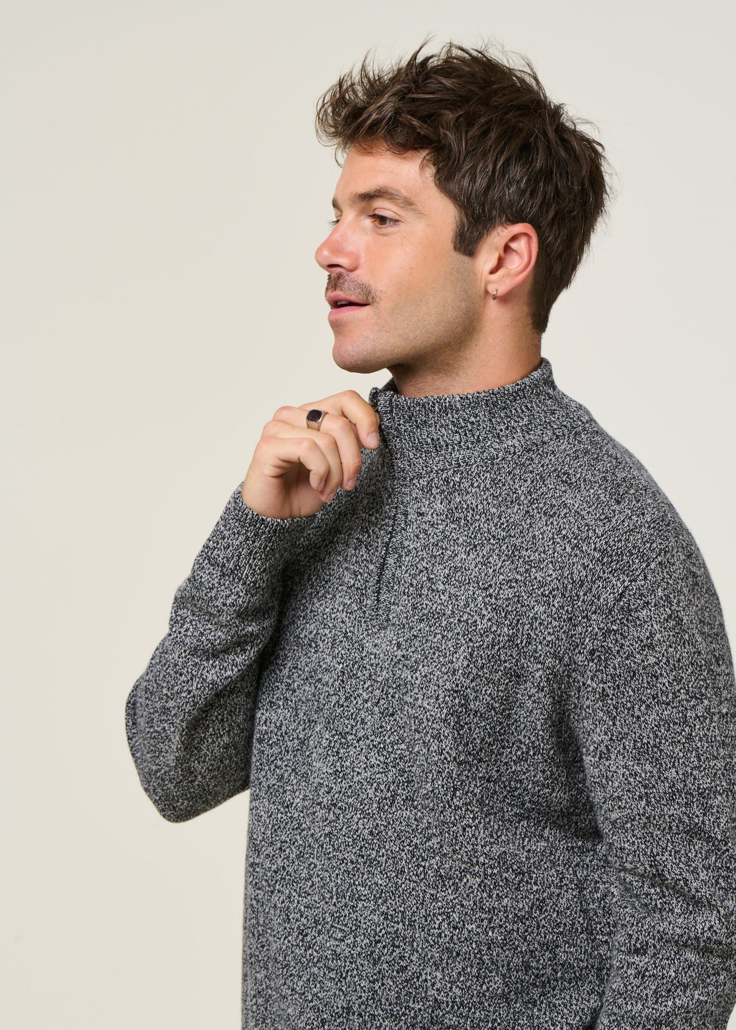 Pull col zippé  en laine recyclée | gris "antxiko - black"