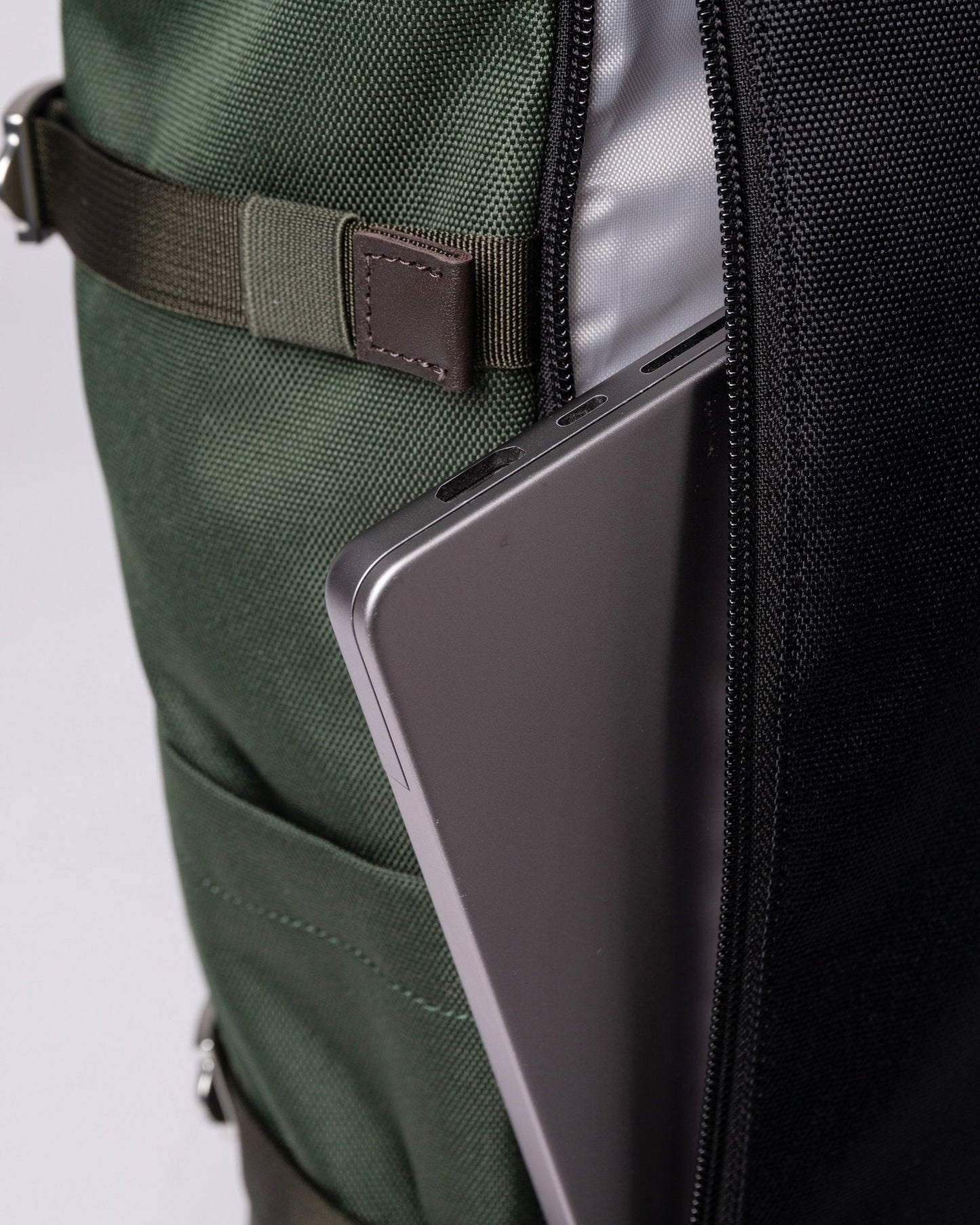 Sac à dos en matière recyclée | vert "bernt dawn green"