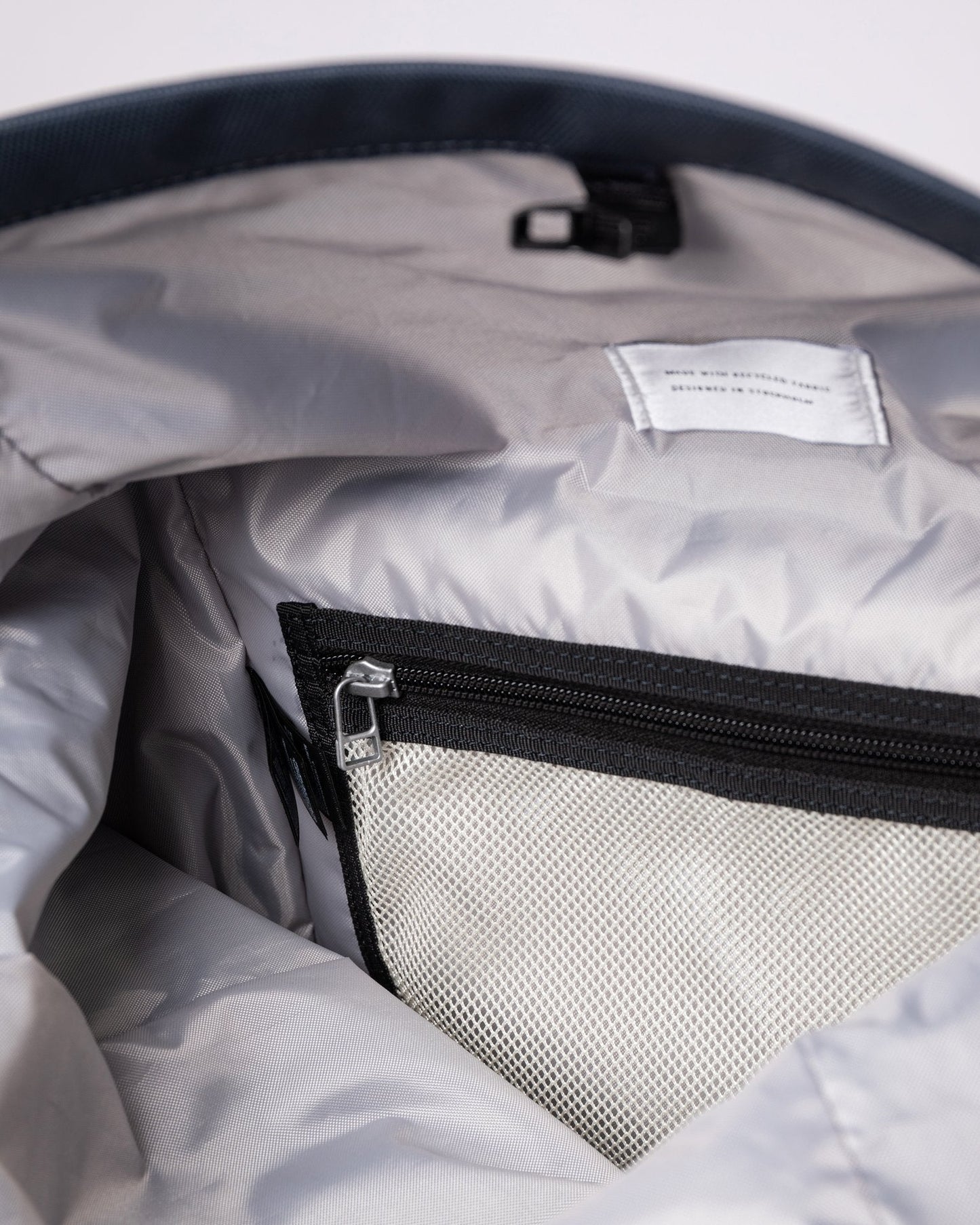 Sac à dos en matière recyclée | marine "bernt multi black/navy"