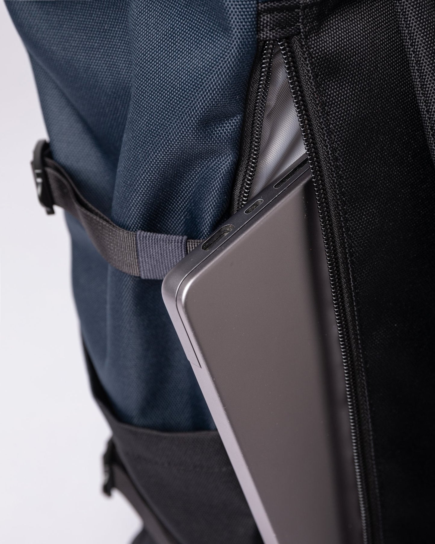 Sac à dos en matière recyclée | marine "bernt multi black/navy"
