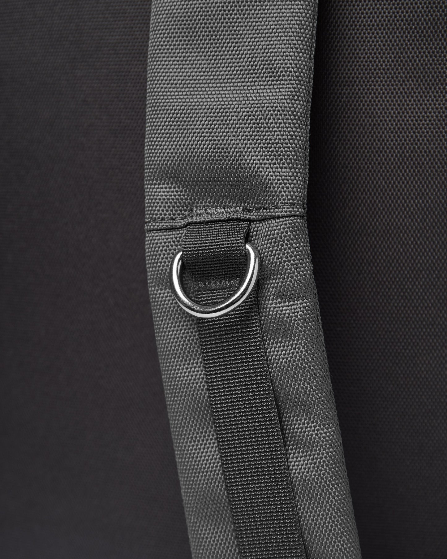 Sac à dos rolltop en matière recyclée | Noir et gris "bernt multi dark"