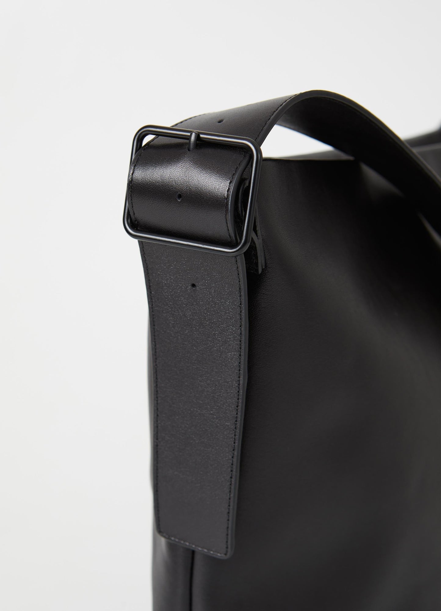 Sac bandoulière en cuir certifié | noir "stockholm"