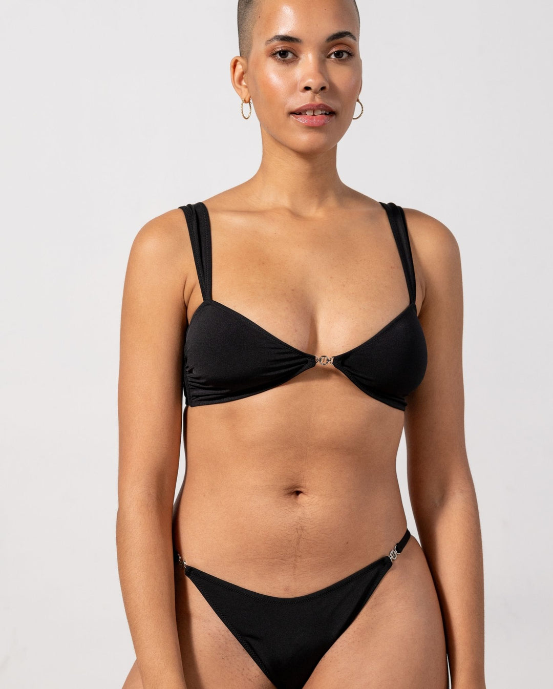 Haut de maillot de bain en matière recyclée | noir "balconette bikini top - black"