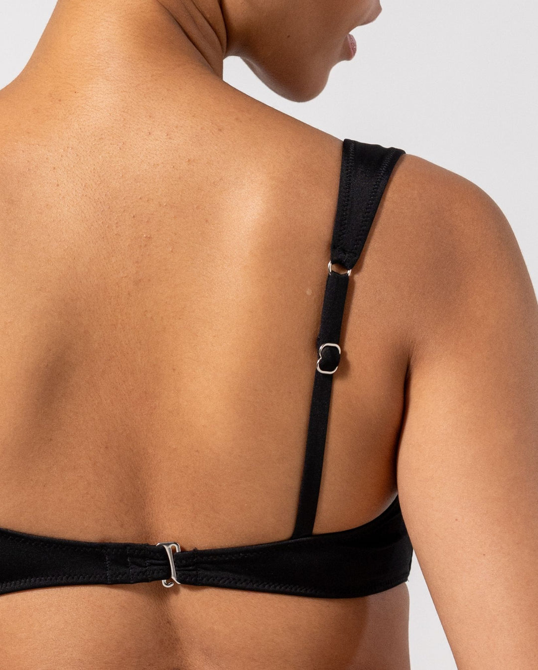 Haut de maillot de bain en matière recyclée | noir "balconette bikini top - black"