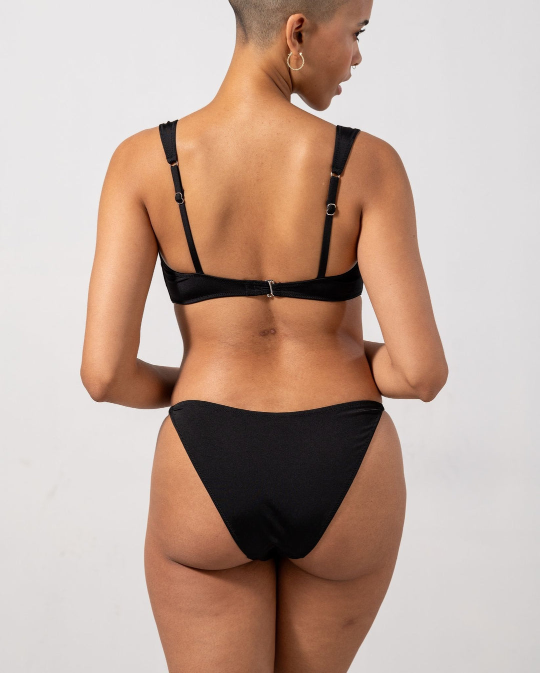 Bas de maillot de bain en matière reyclée | noir "tanga bikini brief - black"