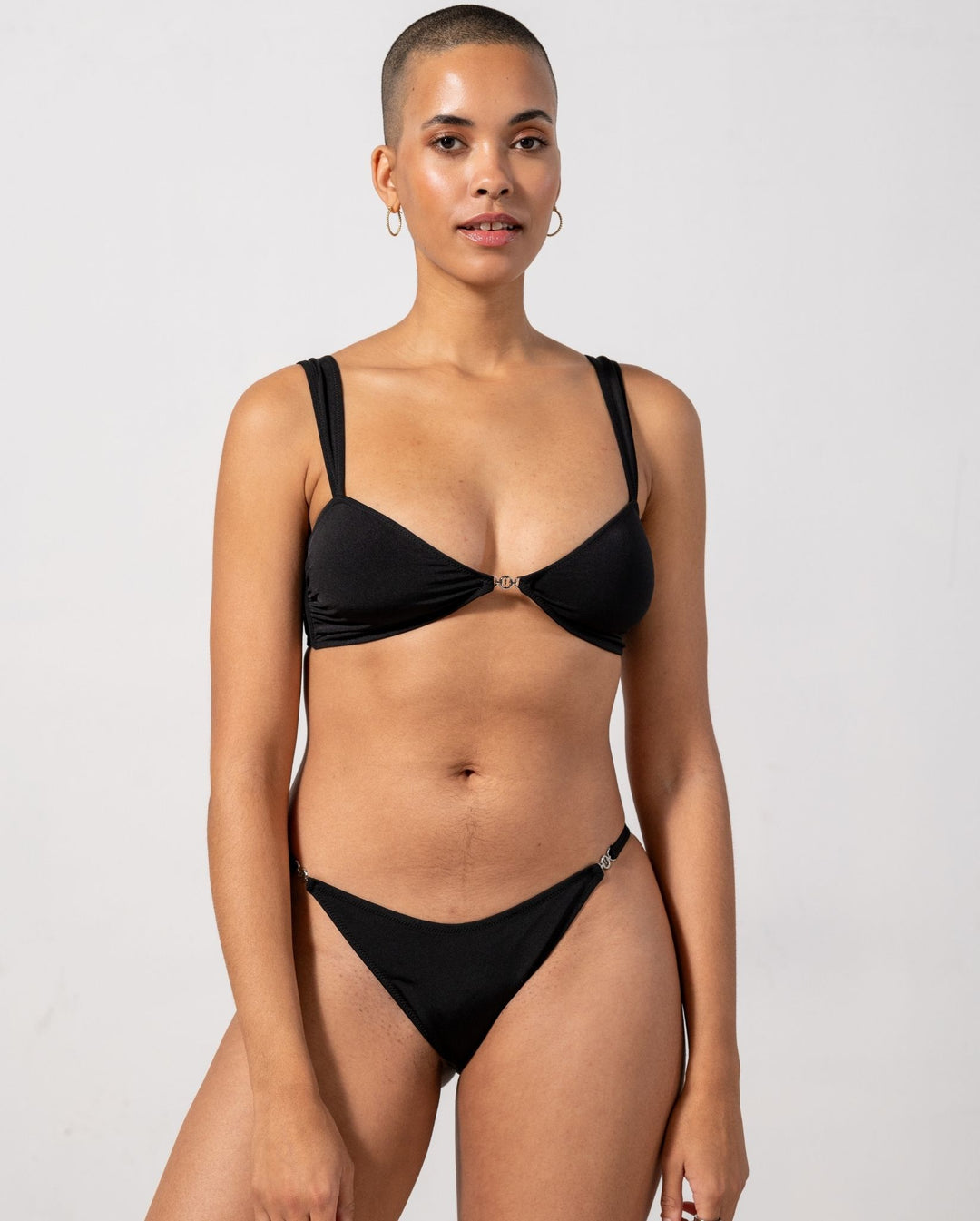 Bas de maillot de bain en matière reyclée | noir "tanga bikini brief - black"