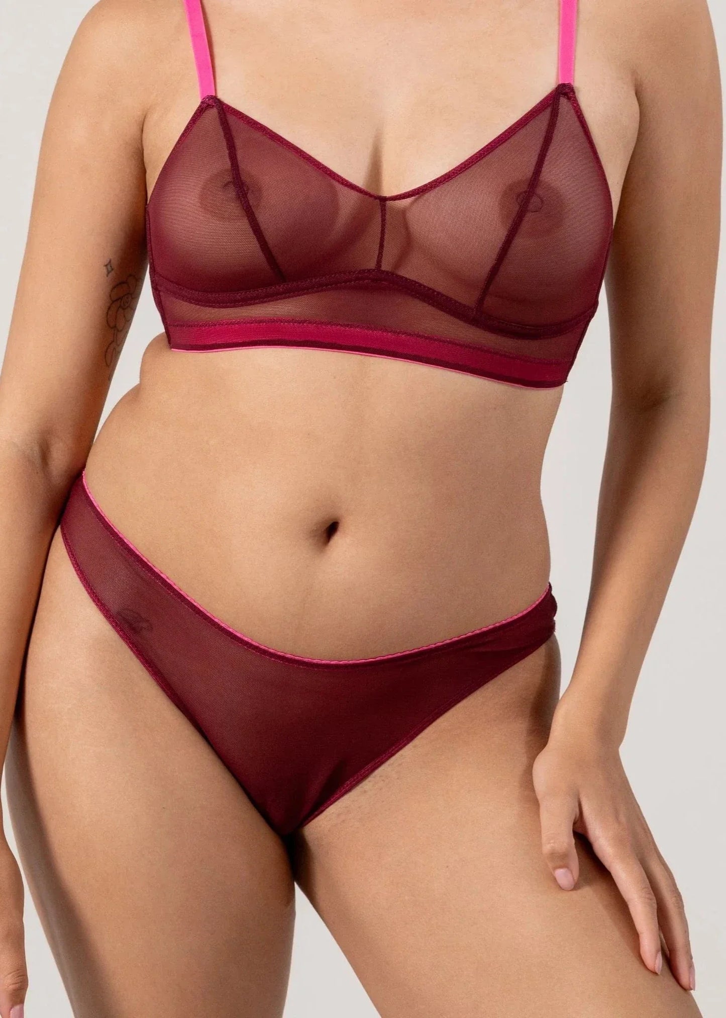 Culotte en matières reyclées | rouge "mesh bikini briefs - burgundy/neon pink"