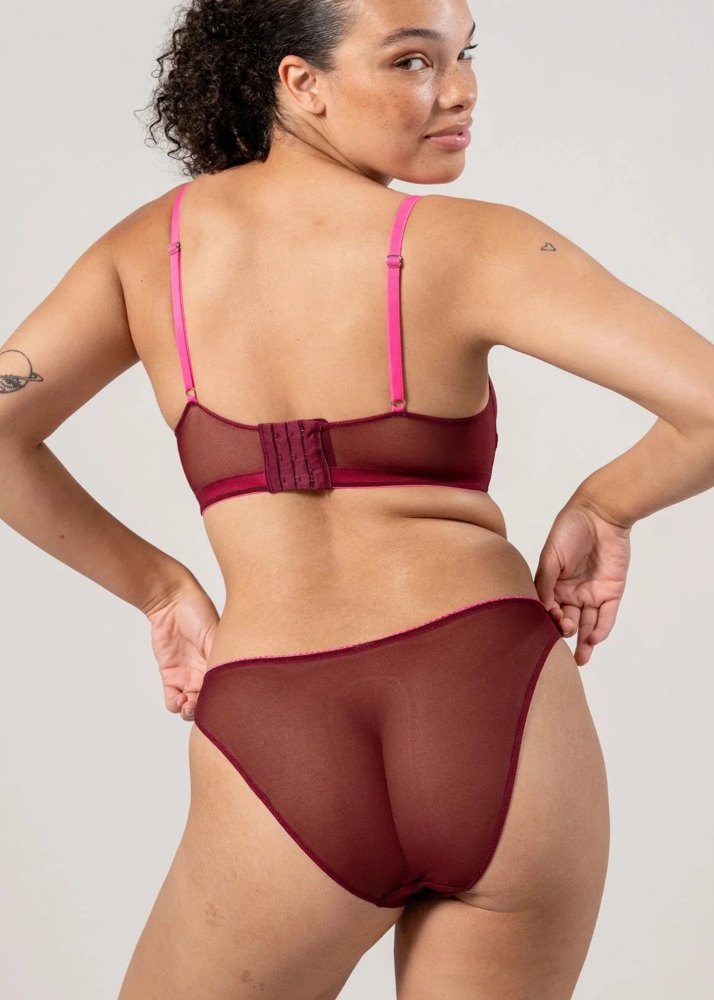 Culotte en matières reyclées | rouge "mesh bikini briefs - burgundy/neon pink"