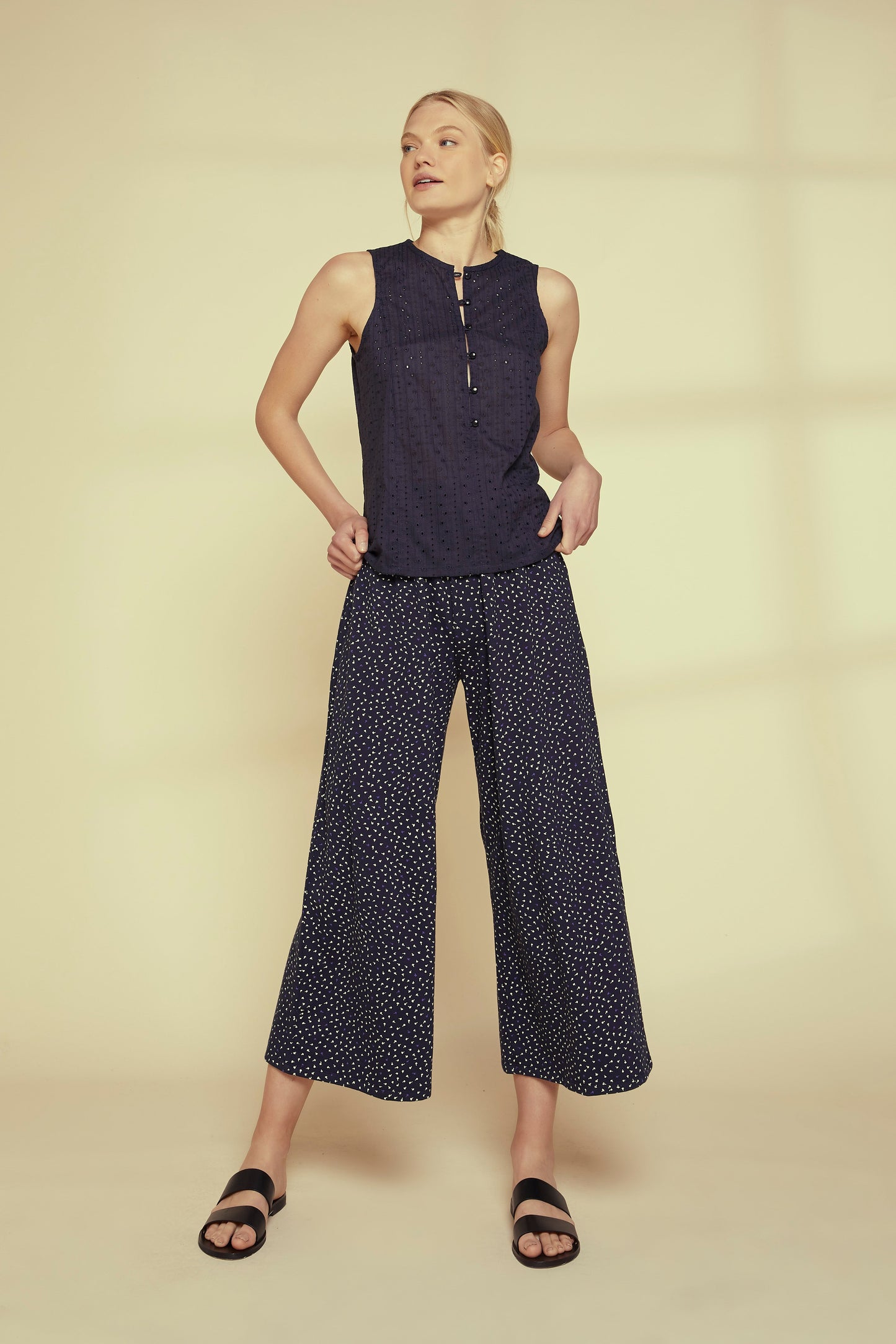 Pantalon ample marine à motifs en coton bio - claudia leaf