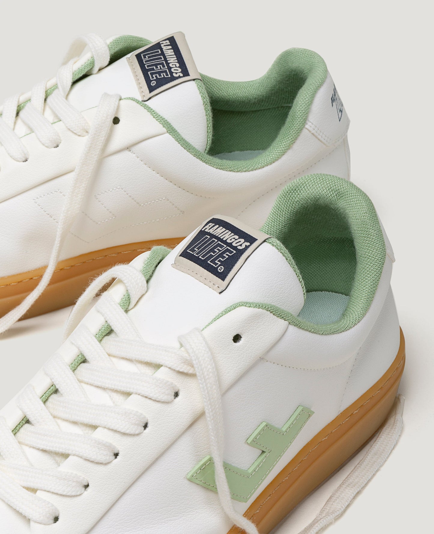 Baskets vegan en matière recyclée | blanc et vert "classic 70s white pistacchio toffee"