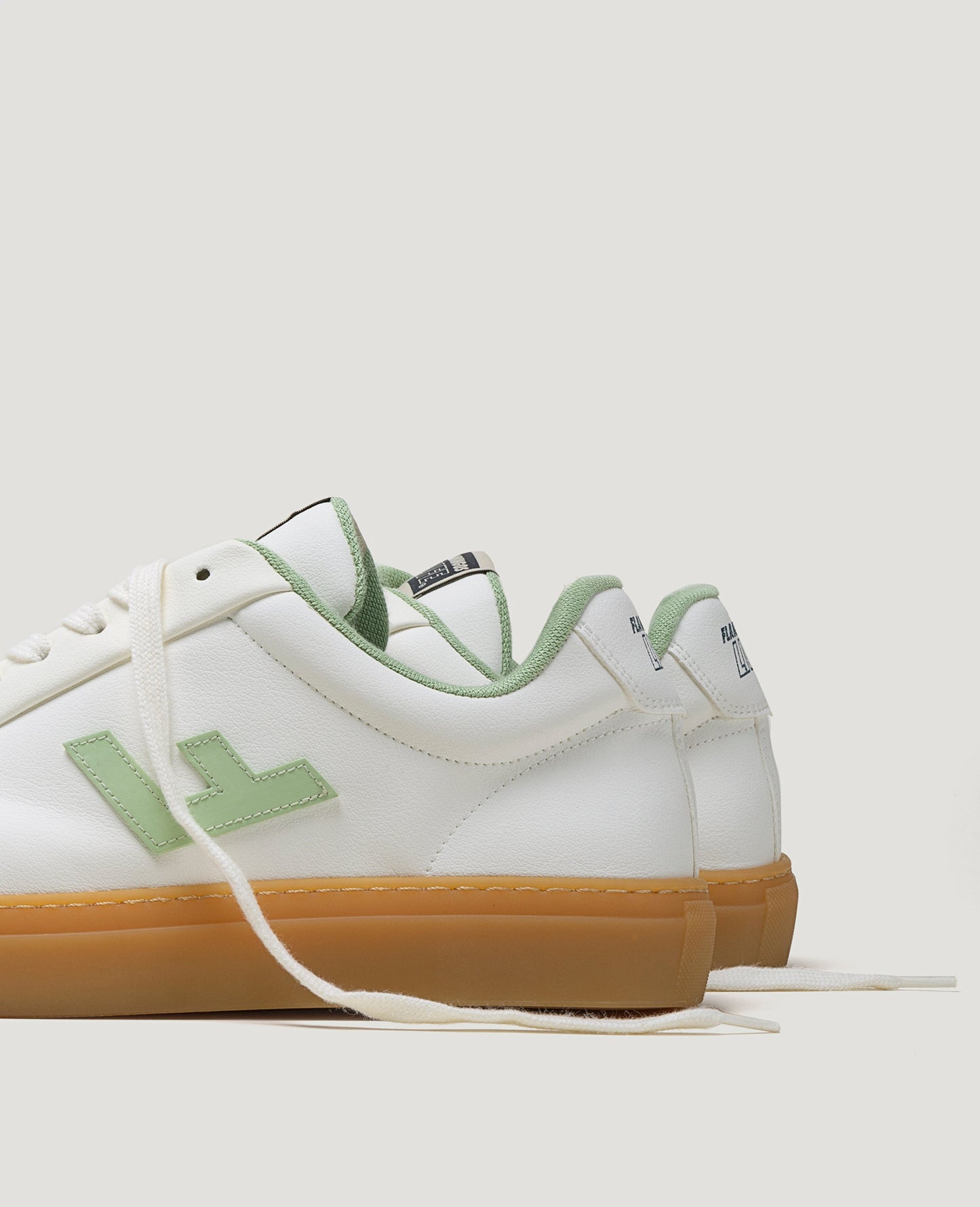 Baskets vegan en matière recyclée | blanc et vert "classic 70s white pistacchio toffee"