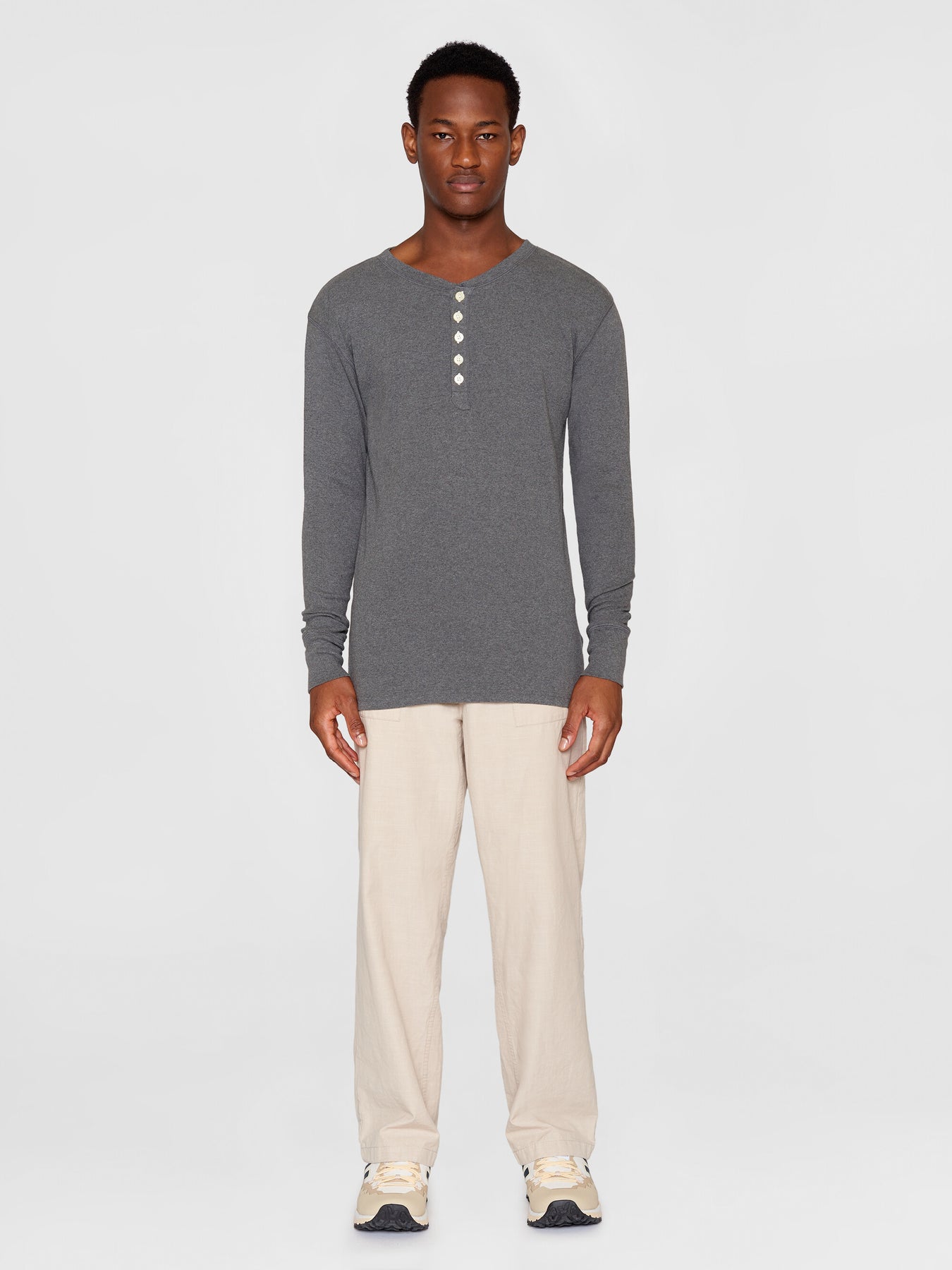 T-shirt à manches longues boutonné en coton bio | gris "CEDAR Dark Grey Melange"
