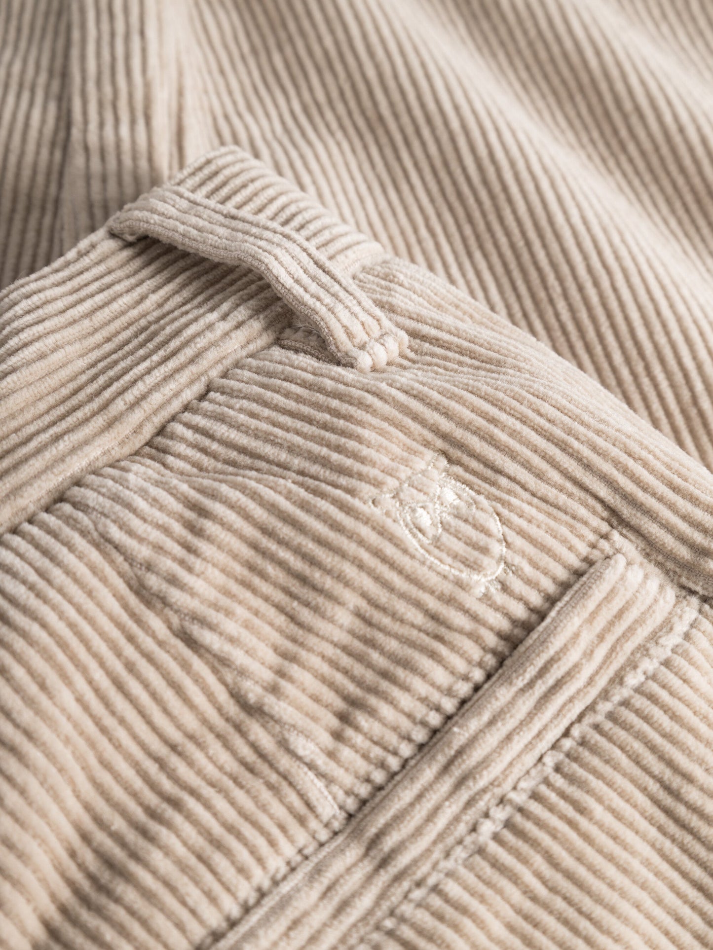 Chino droit velours en coton bio | beige "chuck regular 8-wales corduroy chino pants light feather gray"