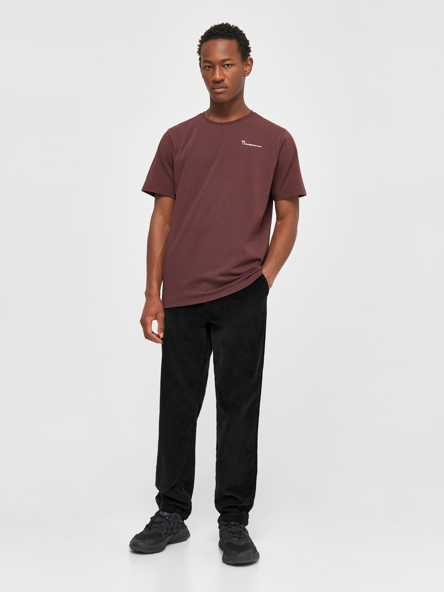 Pantalon droit en velours de coton bio | noir "chuck regular 8 wales corduroy chino pants black jet"