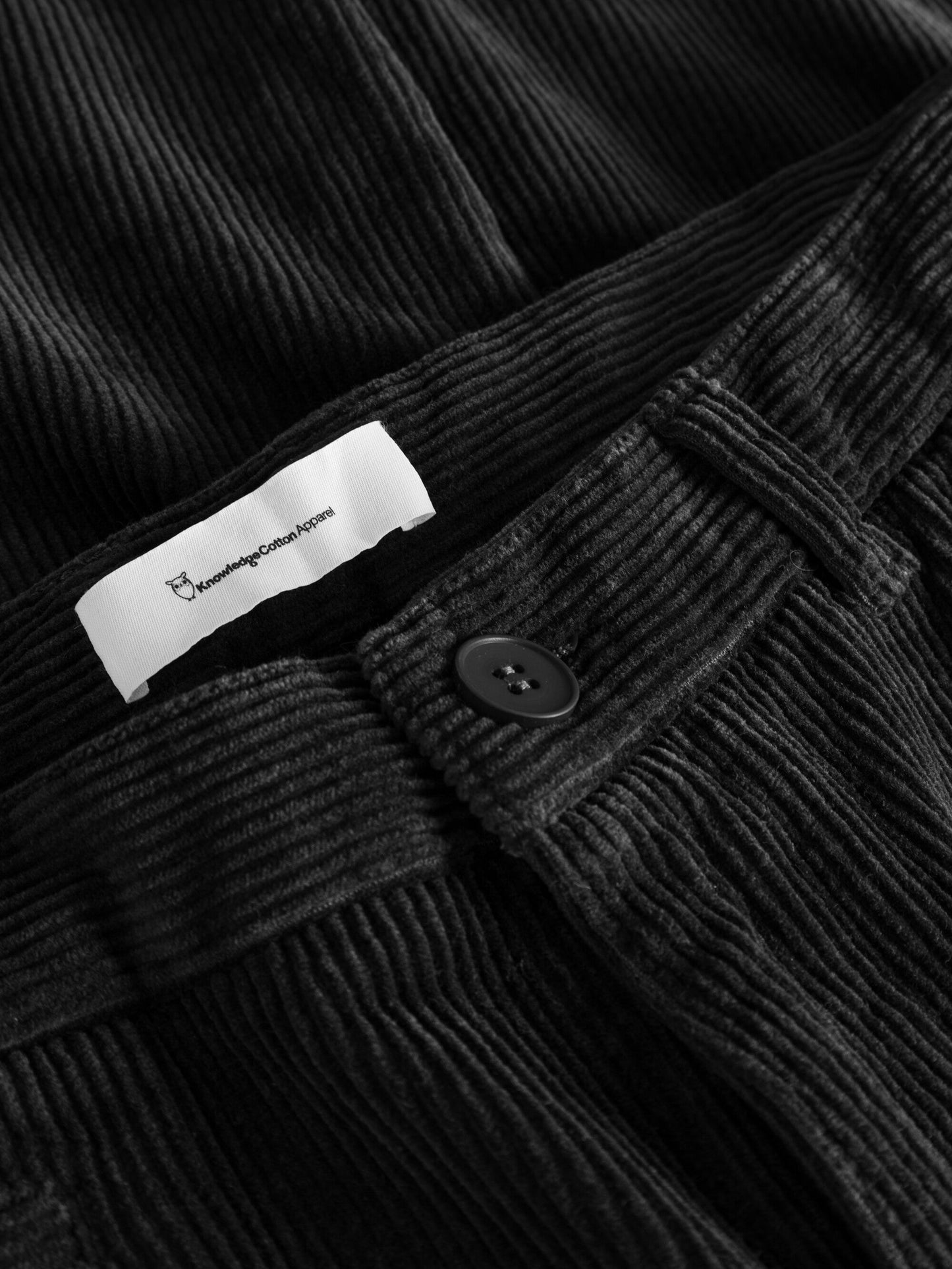 Pantalon droit en velours de coton bio | noir "chuck regular 8 wales corduroy chino pants black jet"