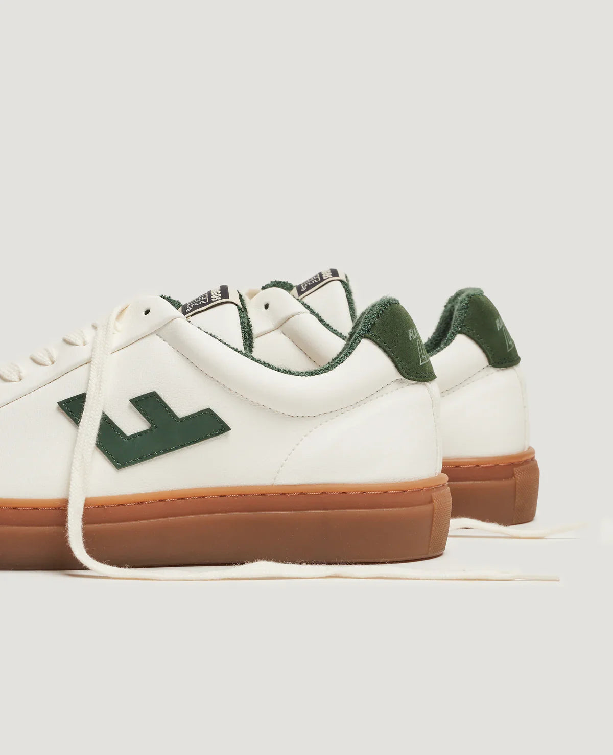 Baskets vegan en recyclé - classic 70s white forest caramel