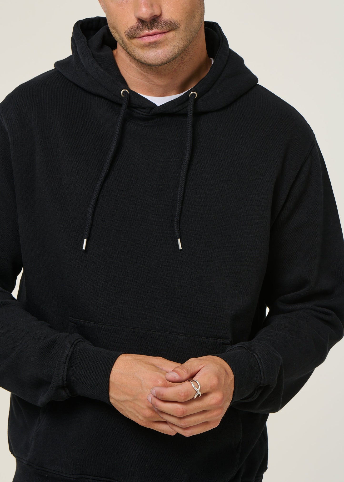 Sweat à capuche en coton bio | noir "deep black"