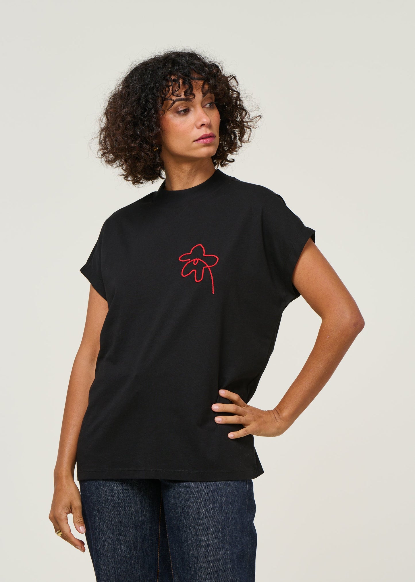T-shirt brodé en coton bio | noir "flower cord black volta tee - black"