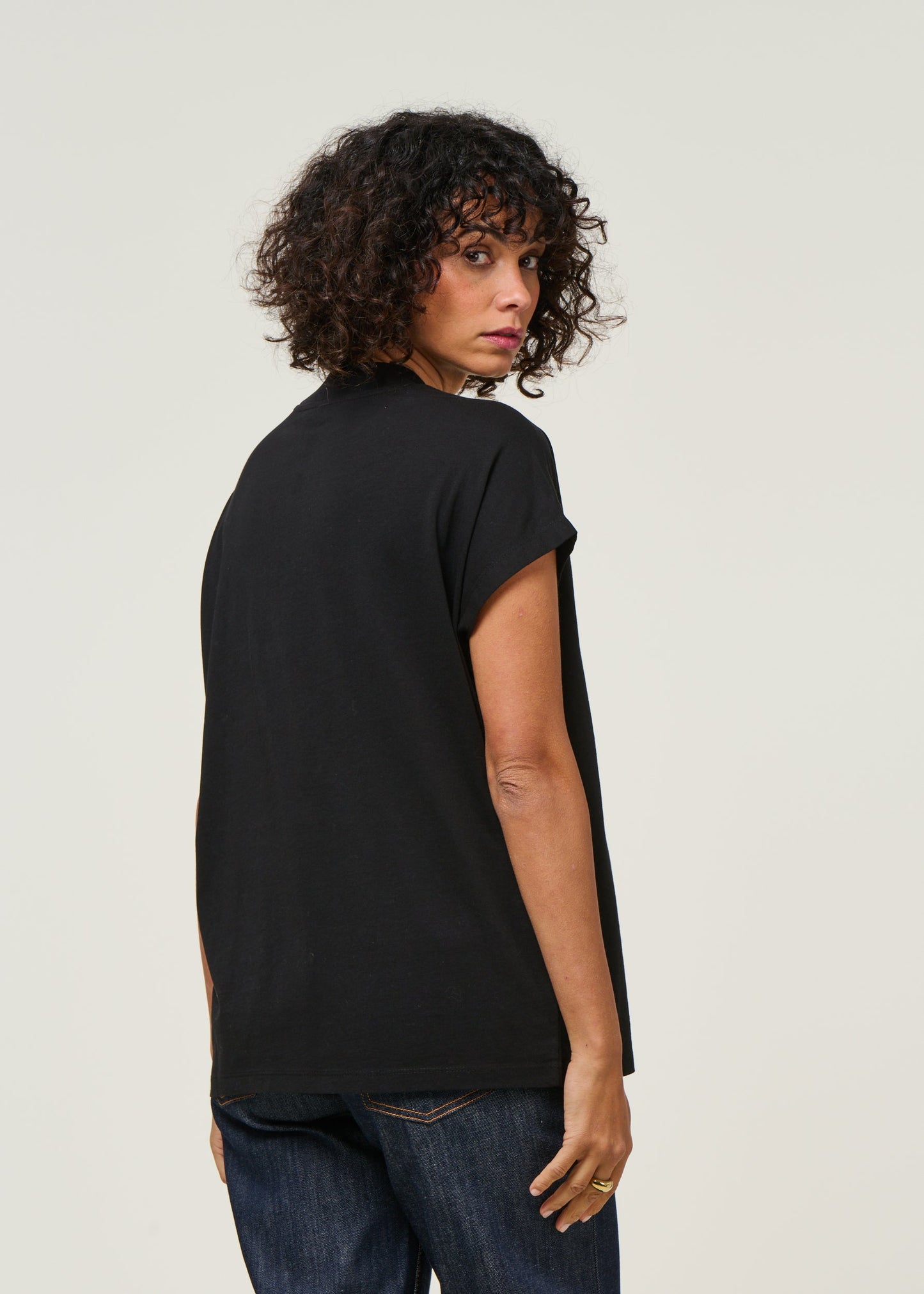 T-shirt brodé en coton bio | noir "flower cord black volta tee - black"