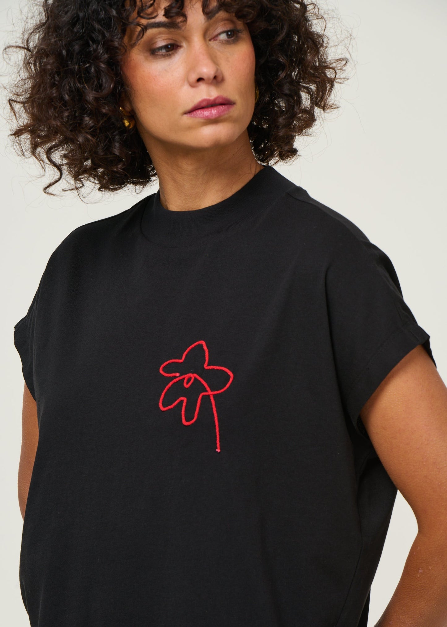 T-shirt brodé en coton bio | noir "flower cord black volta tee - black"