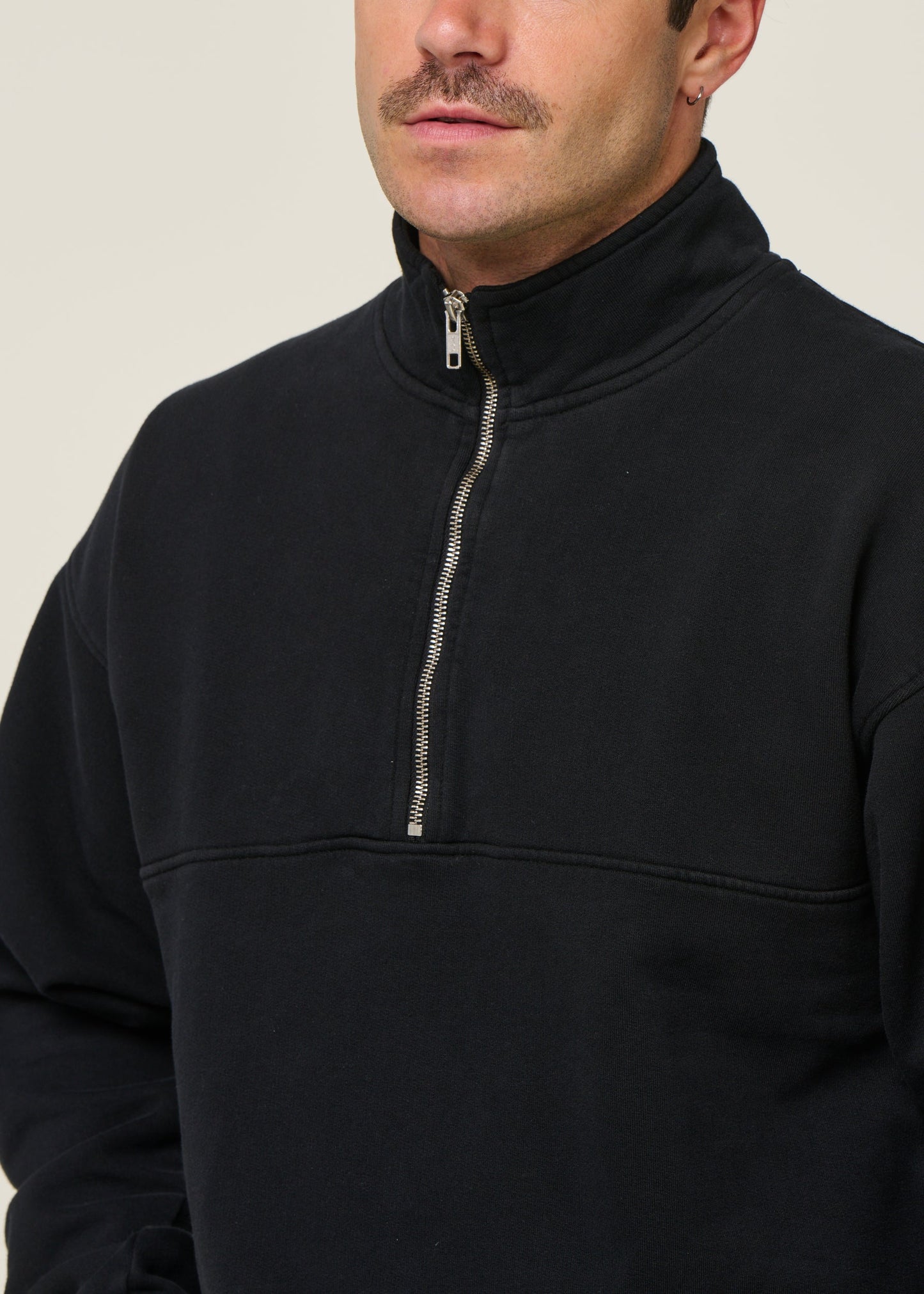Sweat camionneur col zippé en coton bio | noir "deep black"