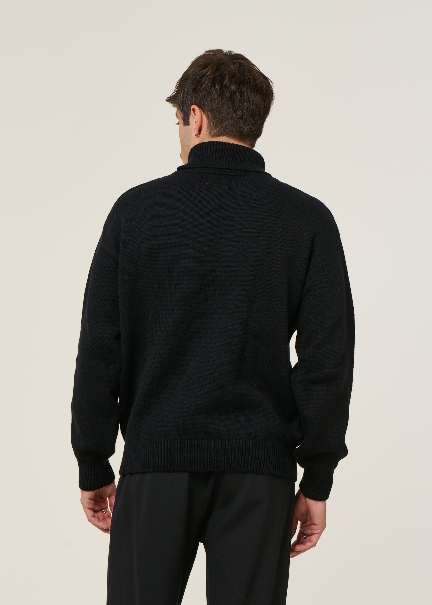 Pull col roulé en laine mérinos recyclée | noir "merino wool turtleneck - deep black"