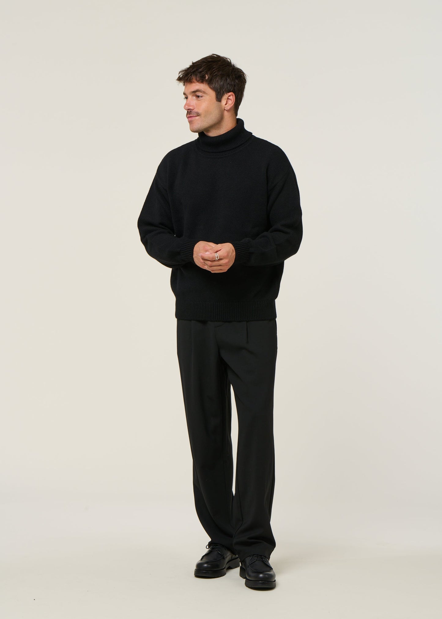 Pull col roulé en laine mérinos recyclée | noir "merino wool turtleneck - deep black"