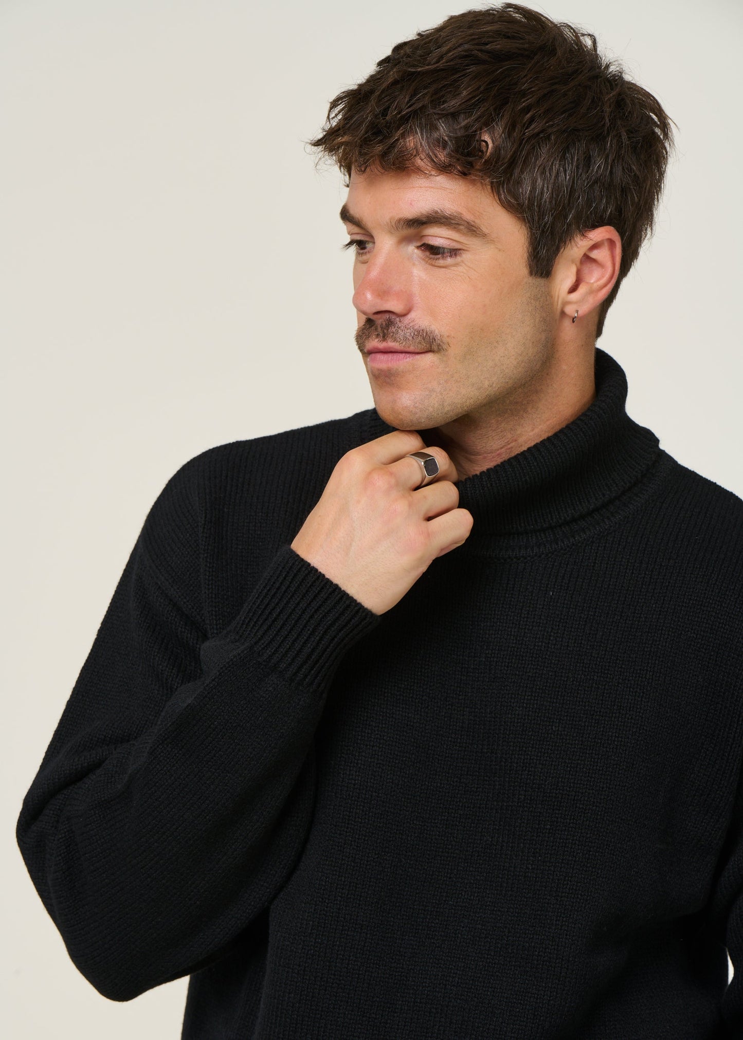 Pull col roulé en laine mérinos recyclée | noir "merino wool turtleneck - deep black"