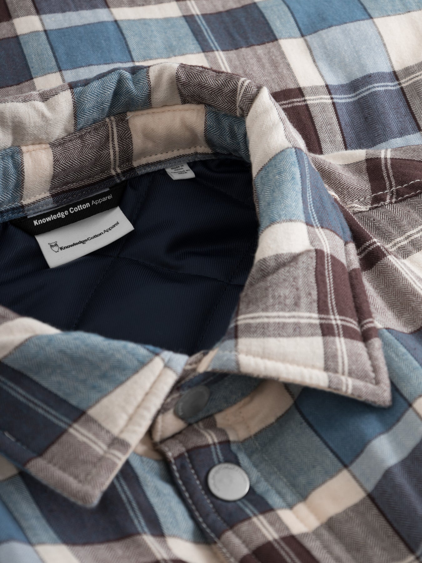 Veste matelassée en coton bio et matière recyclée | Carreaux "checked overshirt blue"