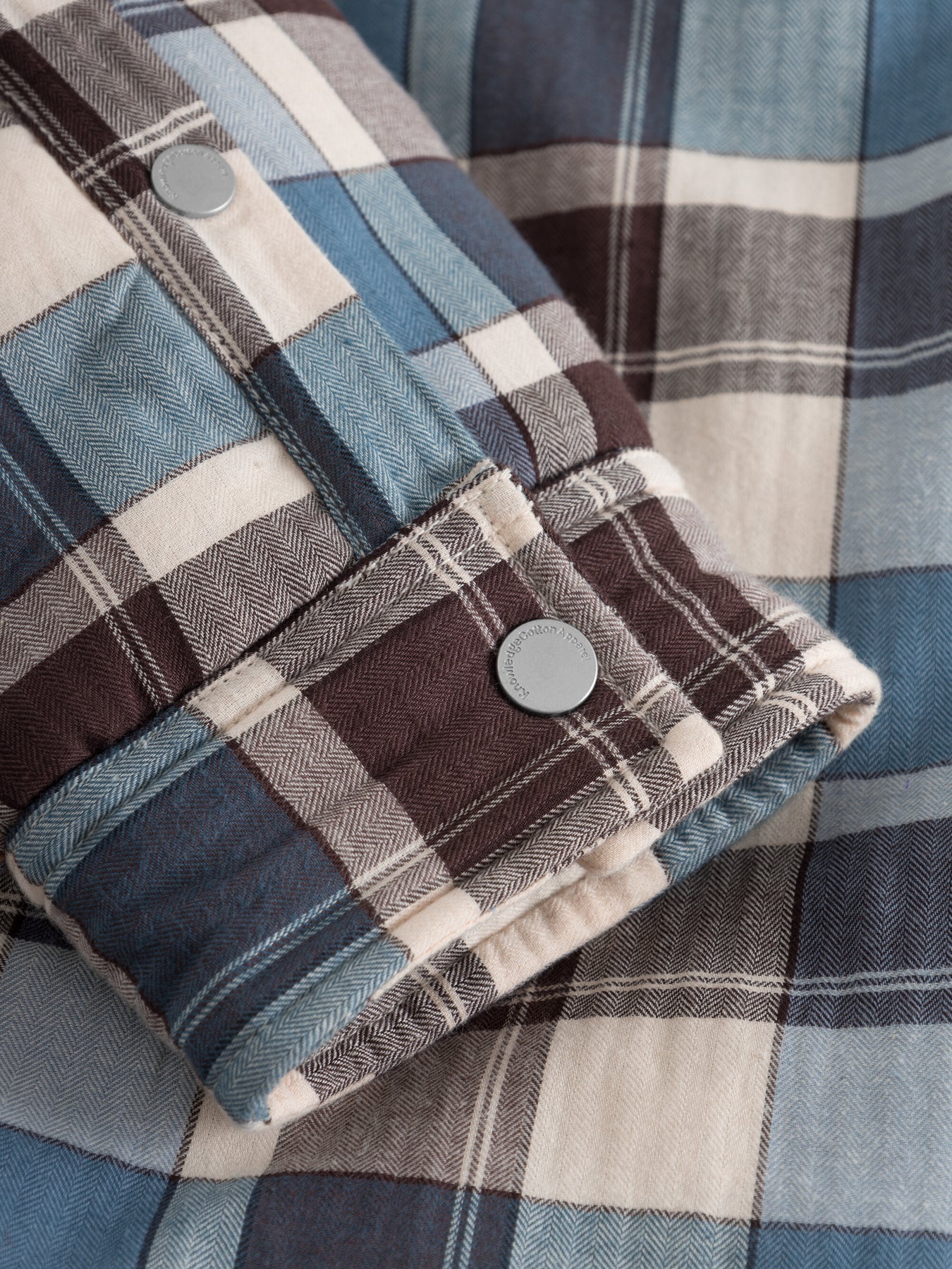 Veste matelassée en coton bio et matière recyclée | Carreaux "checked overshirt blue"