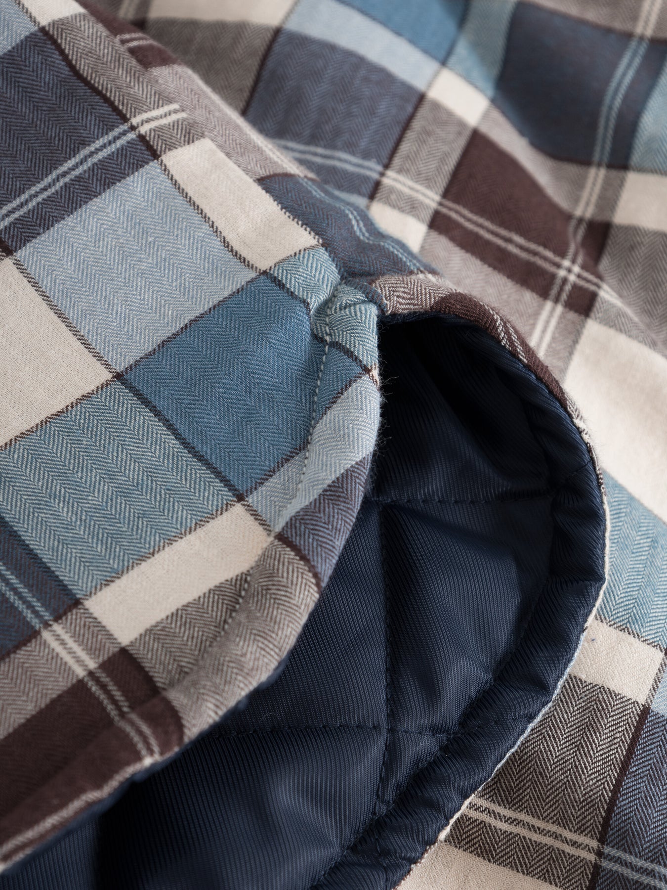 Veste matelassée en coton bio et matière recyclée | Carreaux "checked overshirt blue"