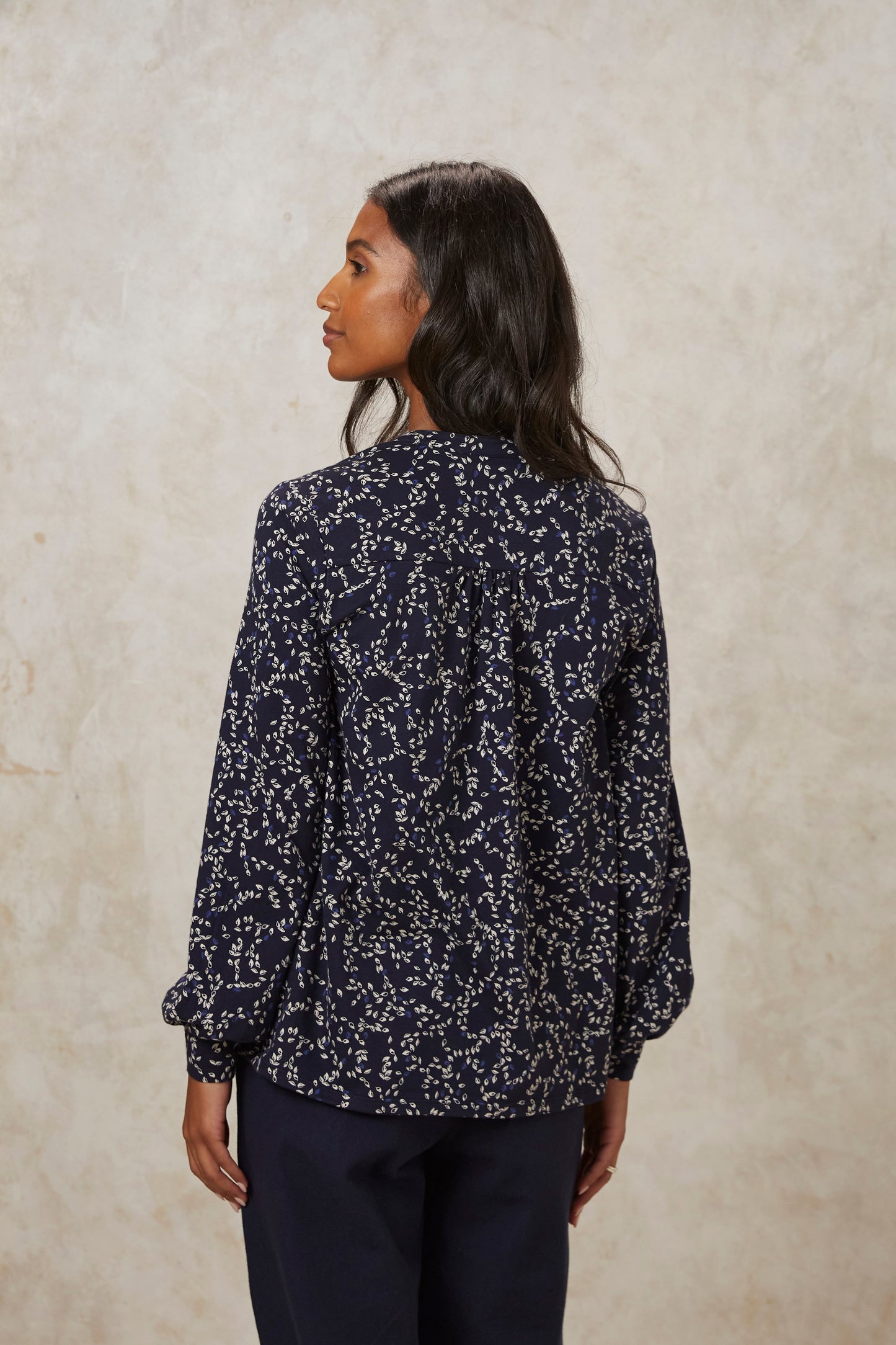 Blouse marine à motifs en coton bio - cara leaf top navy