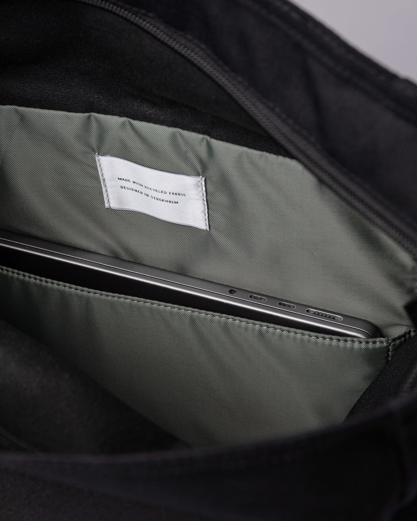 Sac à dos rolltop en matière recyclée | Noir "dante vegan black with black webbing"