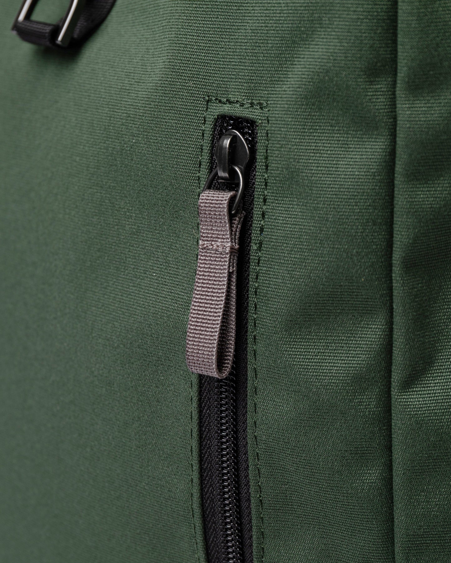 Sac à dos rolltop en matière recyclée | Vert "dante vegan dawn green with black webbing"