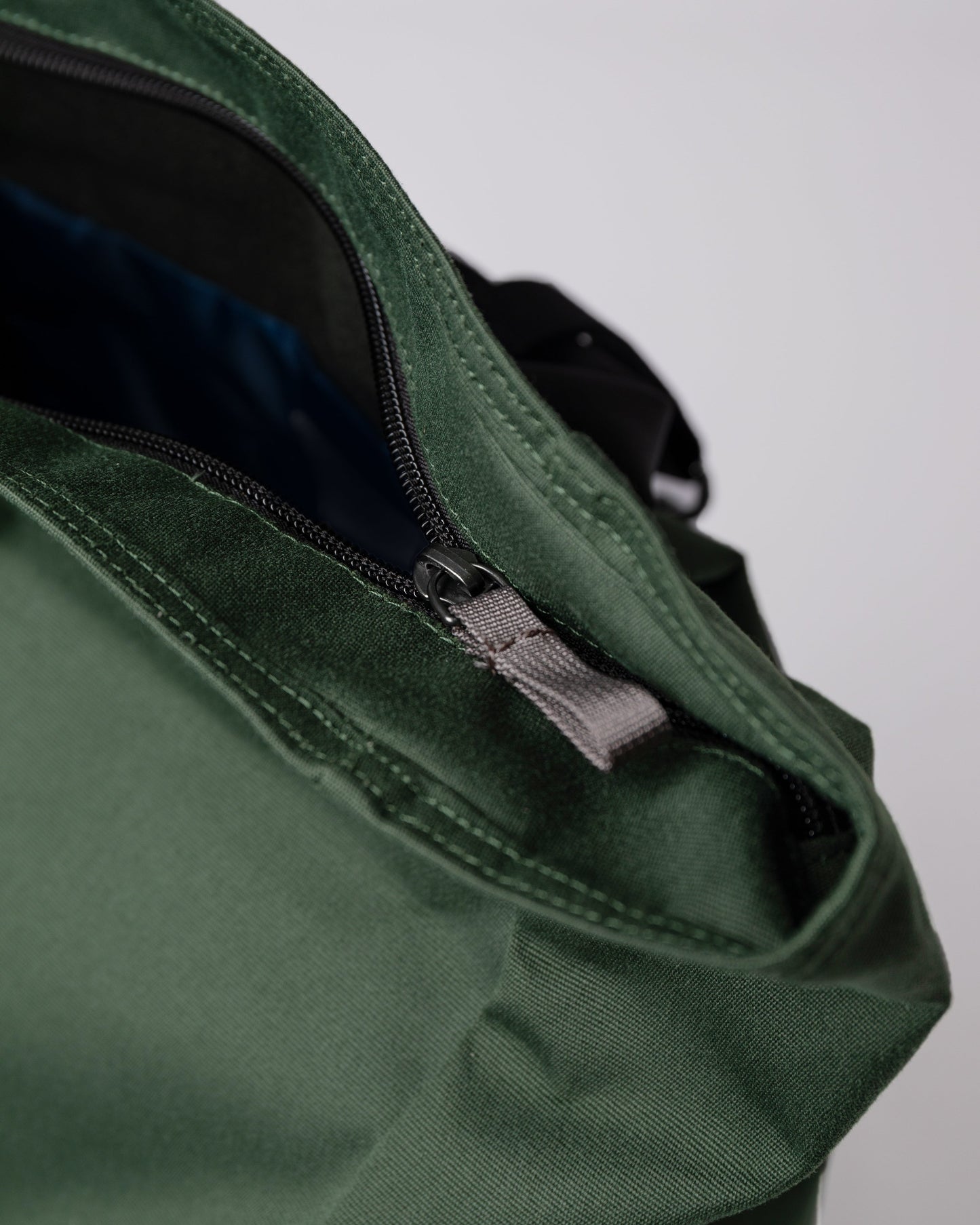 Sac à dos rolltop en matière recyclée | Vert "dante vegan dawn green with black webbing"