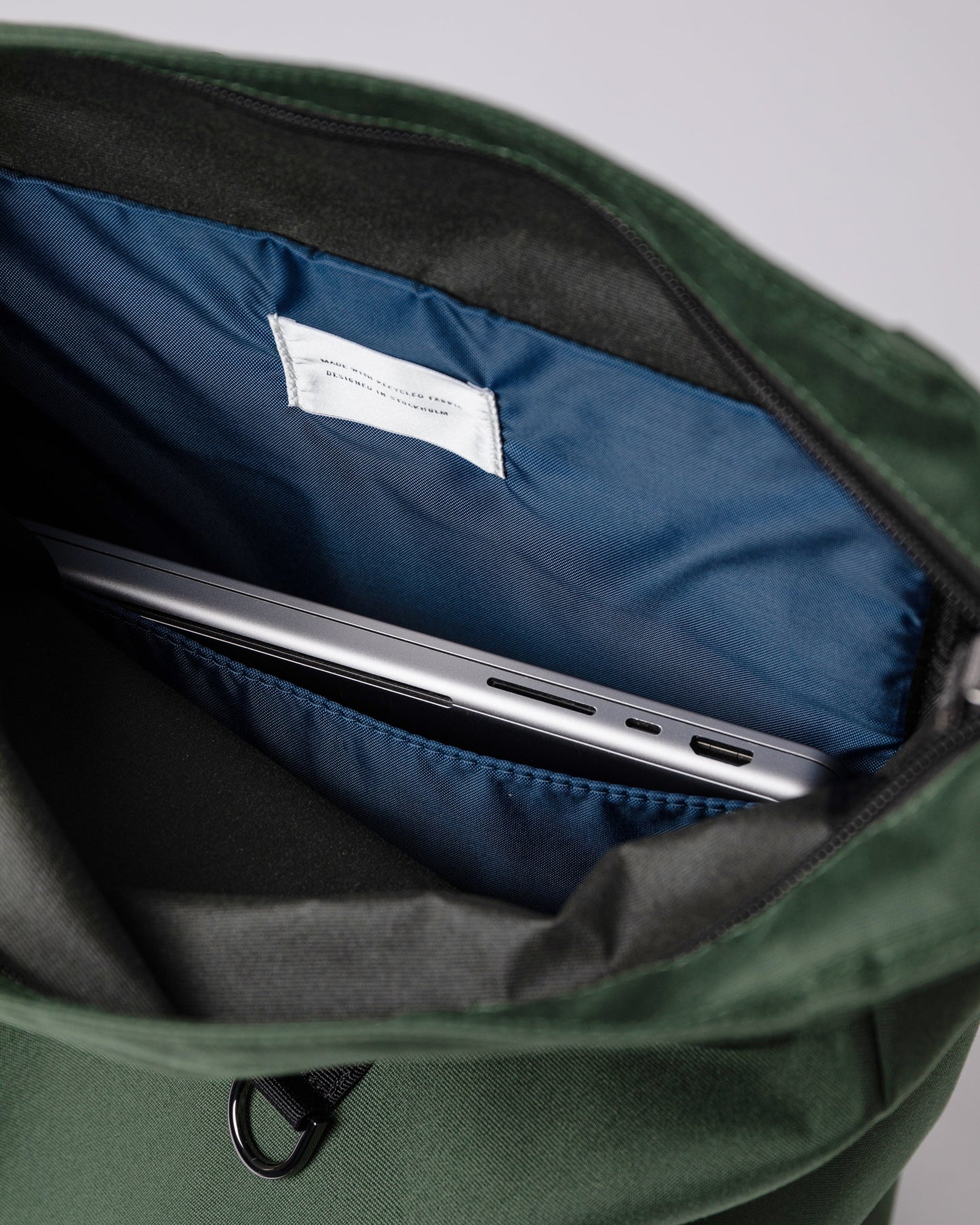 Sac à dos rolltop en matière recyclée | Vert "dante vegan dawn green with black webbing"
