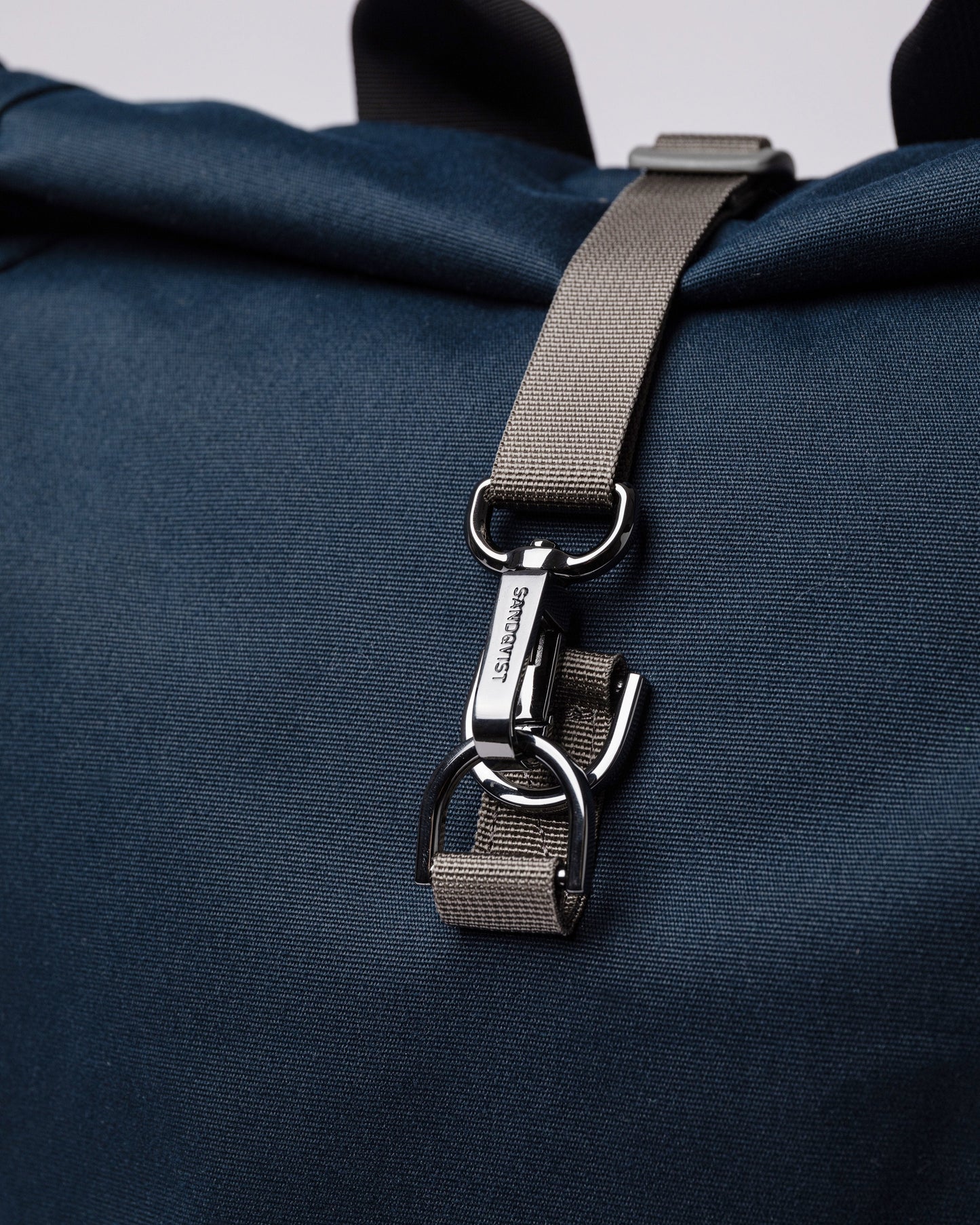 Sac à dos rolltop en matière recyclée | Bleu "dante vegan navy with grey webbing"