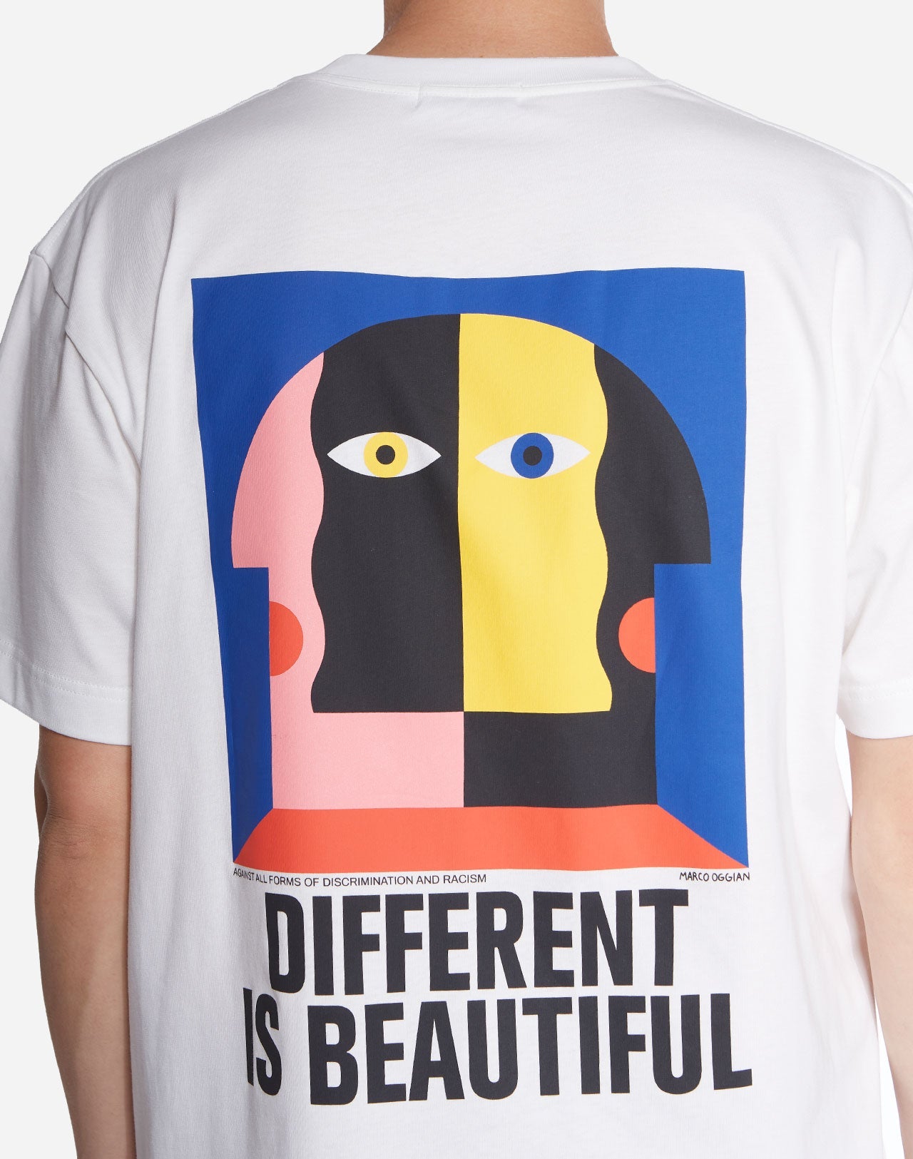 T-shirt brodé et sérigraphié en coton bio | blanc "different off-white"