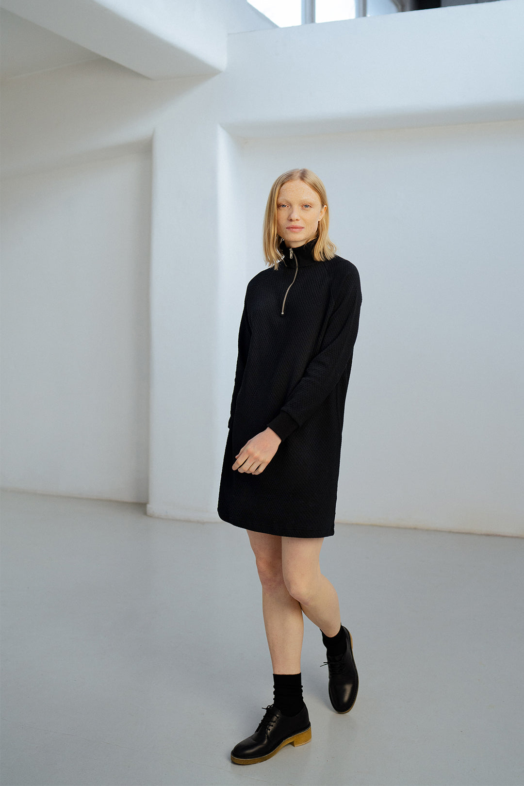 Robe pull col zippé en coton bio | noir "half zip waffle dress black"