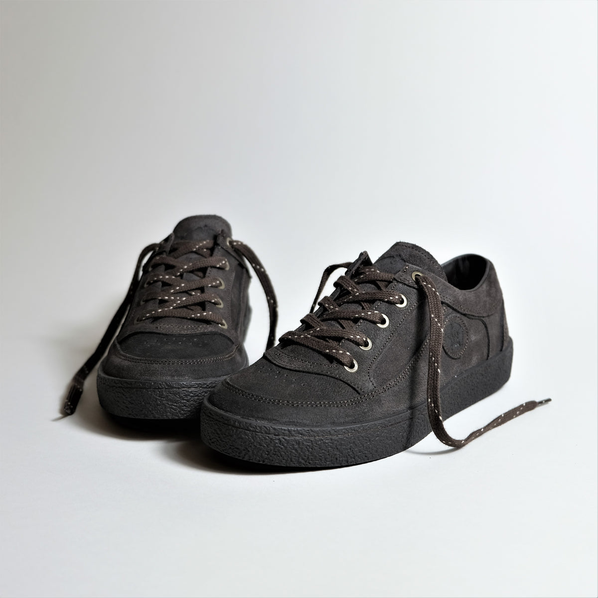 Basket en daim naturel et certifié | noir "eleven - espresso"