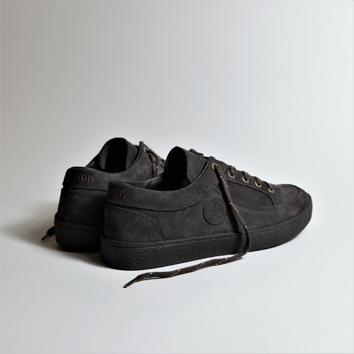 Basket en daim naturel et certifié | noir "eleven - espresso"