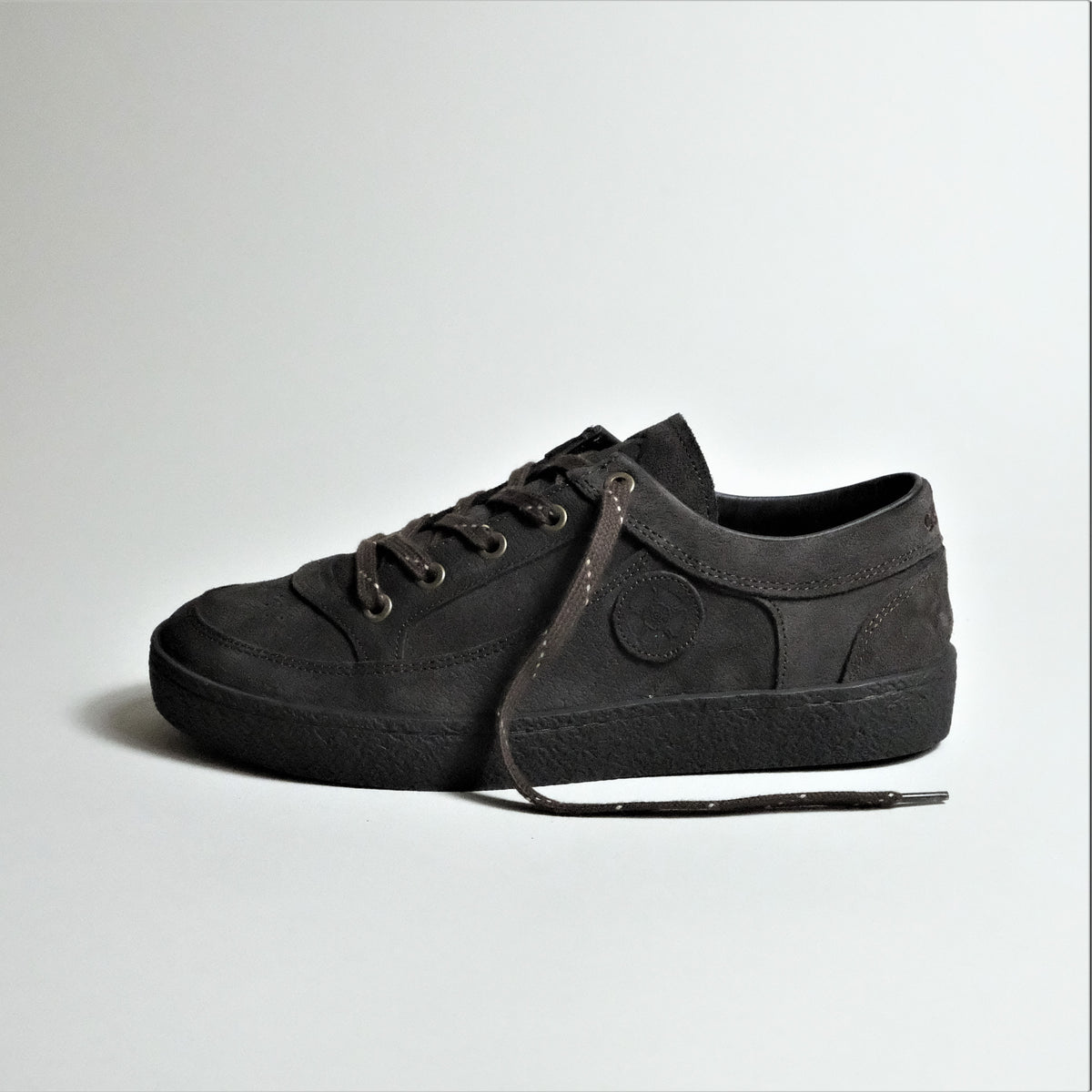 Basket en daim naturel et certifié | noir "eleven - espresso"