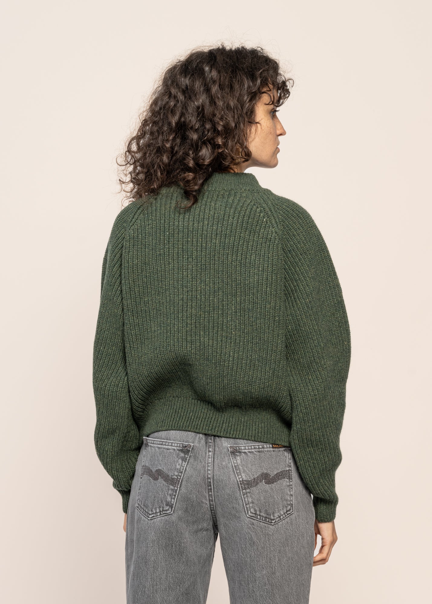 Pull court en laine recyclée | vert "cropped knit sweater - moss green"