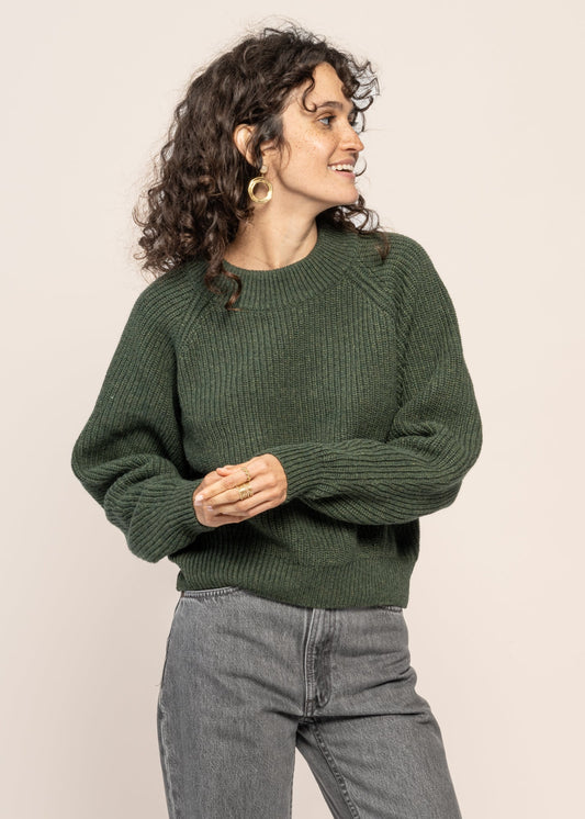 Pull court en laine recyclée | vert "cropped knit sweater - moss green"