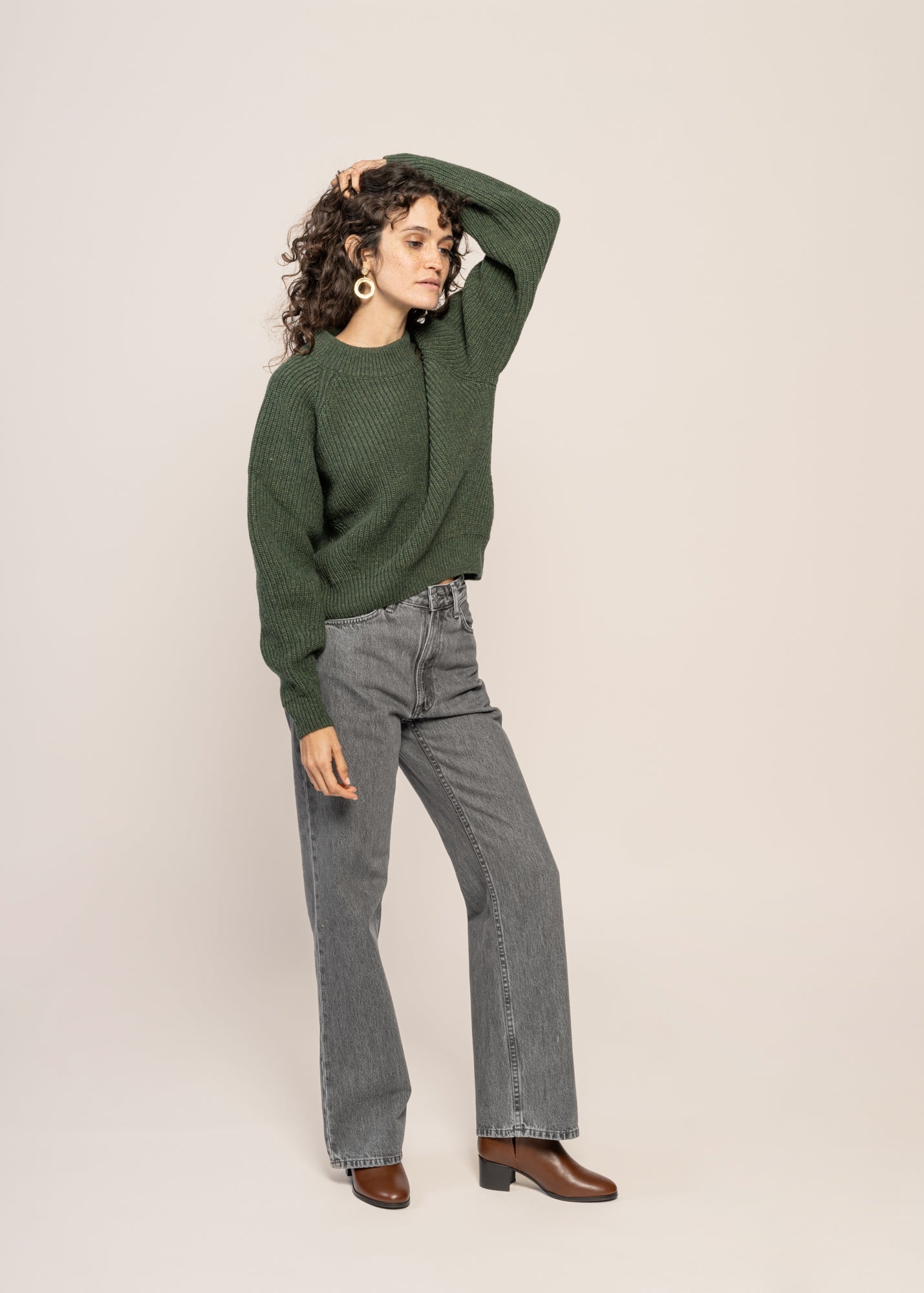 Pull court en laine recyclée | vert "cropped knit sweater - moss green"