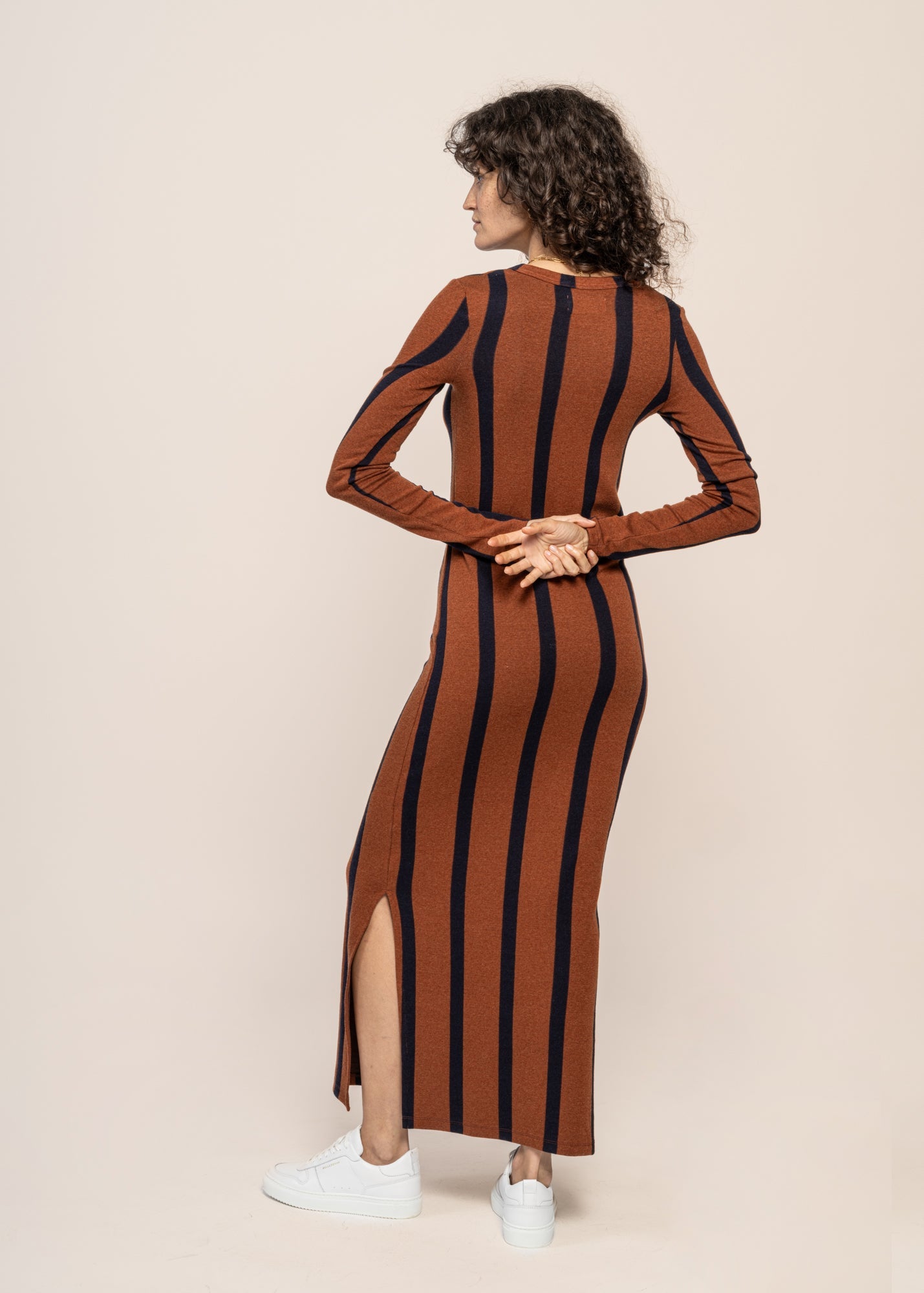 Robe en matières recyclées | marron "toasted navy gina dress"