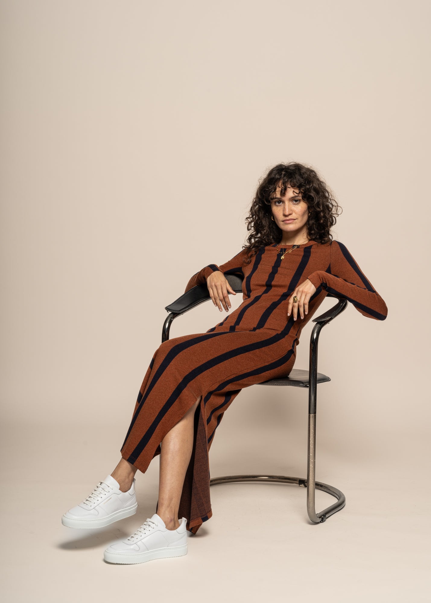 Robe en matières recyclées | marron "toasted navy gina dress"