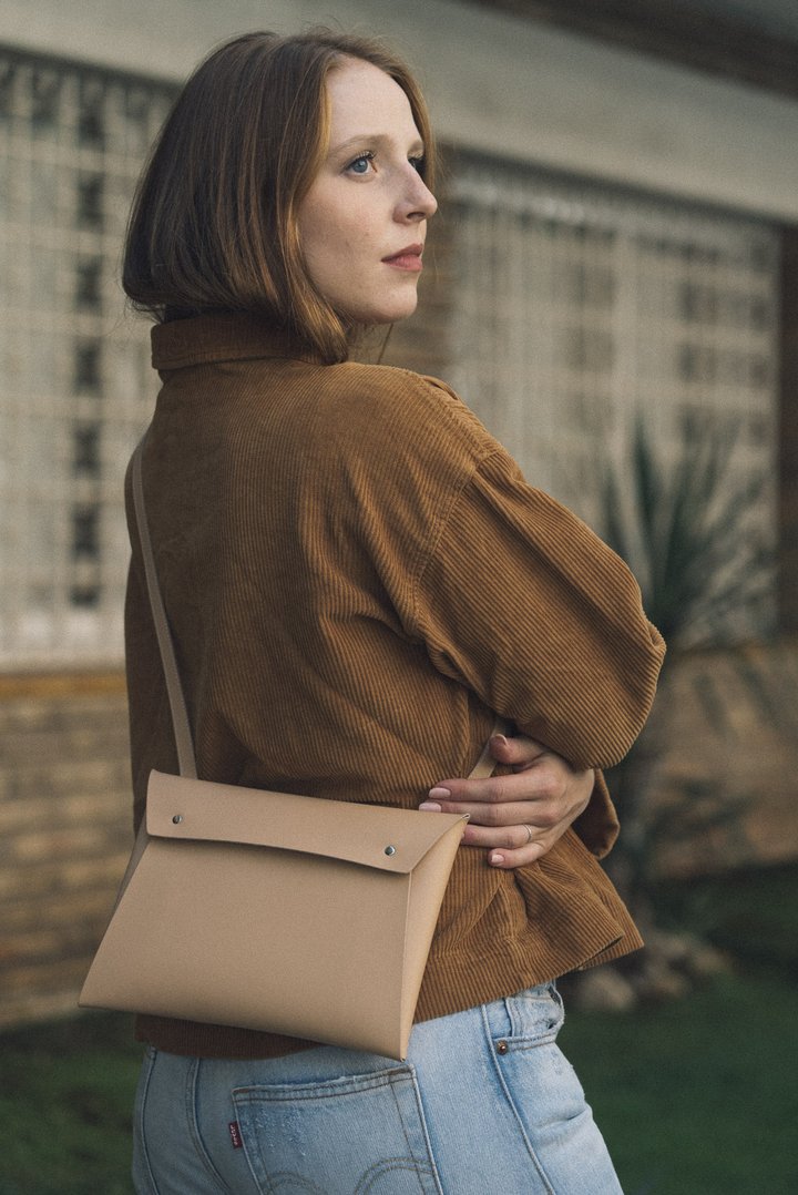 Sac pochette beige en cuir recyclé - Crossbody organizer