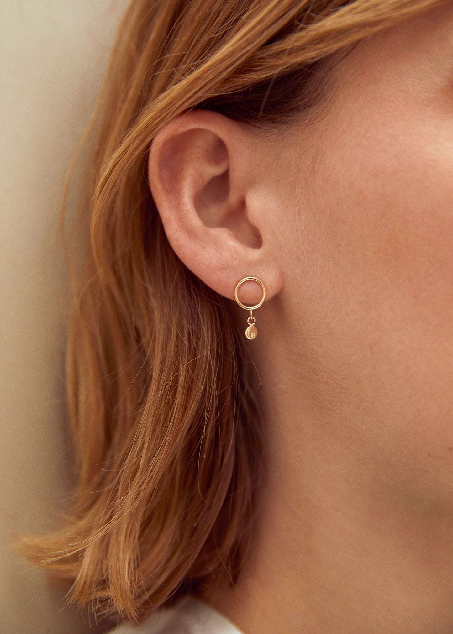 Boucles d'oreilles avec perle en or recyclé 9ct - Gold Dot Circle Studs