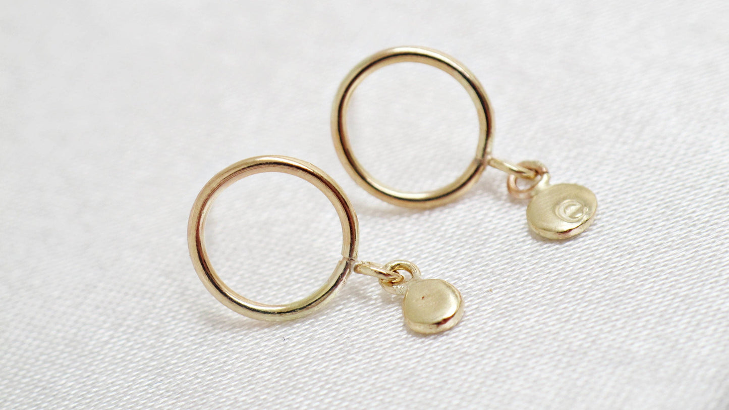 Boucles d'oreilles avec perle en or recyclé 9ct - Gold Dot Circle Studs